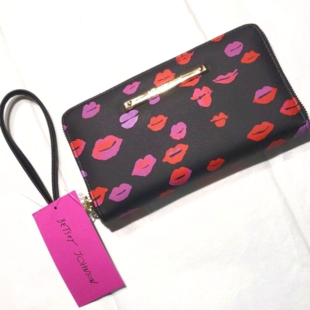 Betsey Johnson Kisses Lips Zip around Wristlet Wallet XOZIP-P Saffiano New